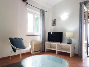 Televízia a/alebo spoločenská miestnosť v ubytovaní Villa del Sogno