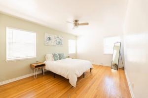 um quarto com uma cama e uma ventoinha de tecto em Inviting Home in Historic Leimert Park em Los Angeles
