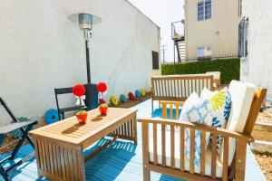 een patio met 2 stoelen en een tafel bij Spring Charmer In The Heart Of The City in Los Angeles