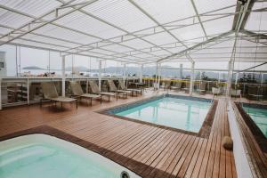 a swimming pool on the top of a building at Canasvieiras IN - HCI in Florianópolis