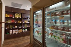 a store with a refrigerator filled with lots of food at Extended Suites Ciudad del Carmen Aeropuerto in Ciudad del Carmen