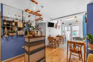 un restaurante con bar y comedor en Oxford Guest House, en Oxford