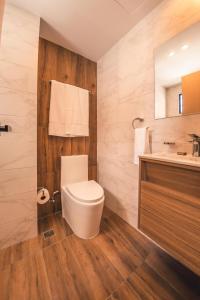 La salle de bains est pourvue de toilettes et d'un lavabo. dans l'établissement Fully Serviced Apartment at Regatta Living - 2G, à Saint-Domingue