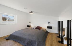 Ένα ή περισσότερα κρεβάτια σε δωμάτιο στο Cozy Home In Lembruchdümmer See