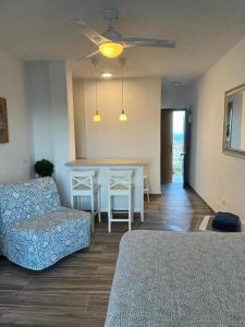 - un salon avec un canapé et une table dans l'établissement Lovely apartment in Torremolinos, à Torremolinos