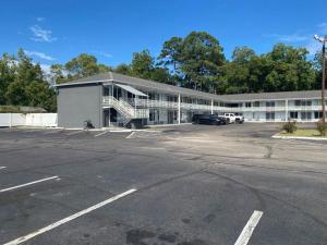 ein leerer Parkplatz vor einem Gebäude in der Unterkunft Baymont by Wyndham Cheraw in Cheraw