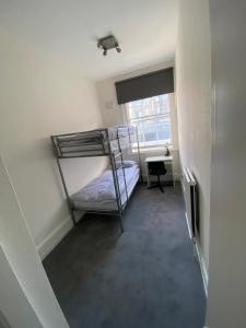 a room with a bunk bed and a window at Spacious 2 Bedroom flat in Paddington in London