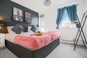 Un dormitorio con una cama grande y una ventana en Duplex 2 Bedroom Apartment - Close to City Centre - Balcony, Free Parking, Fast Wifi & Smart TVs by Yoko Property en Milton Keynes