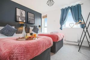 A bed or beds in a room at Duplex 2 Bedroom Apartment - Close to City Centre - Balcony, Free Parking, Fast Wifi & Smart TVs by Yoko Property