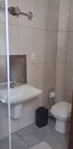 La salle de bains est pourvue de toilettes blanches et d'un lavabo. dans l'établissement Apartamento 101 Centro Consolaçao, à São Paulo