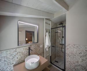 bagno con lavandino e doccia di Monte Isola - Decio Rooms a Monte Isola