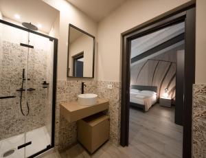 ein Badezimmer mit Dusche, Waschbecken und Spiegel in der Unterkunft Monte Isola - Decio Rooms in Monte Isola
