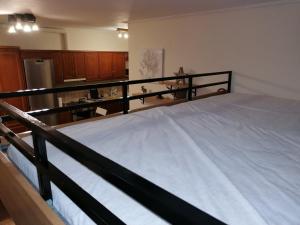 duże łóżko w pokoju z drewnianymi szafkami w obiekcie Dream Apartment Karpenisi w mieście Karpenision