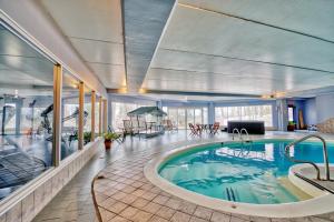 a large swimming pool in a hotel room with a pool at Auberge de la Montagne Coupée in Saint-Jean-de-Matha