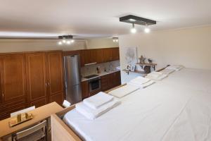 uma cozinha com armários de madeira e bancadas brancas em Dream Apartment Karpenisi em Karpenision