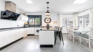 Kuchyňa alebo kuchynka v ubytovaní 797 HOLIDAY RENTALS - Villa con piscina privada y barbacoa para 8
