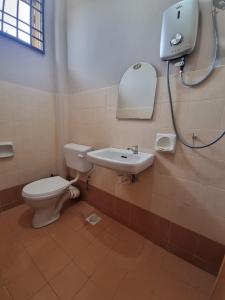 y baño con aseo y lavamanos. en D’Lestari Homestay, en Seri Kembangan