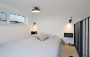 Ένα ή περισσότερα κρεβάτια σε δωμάτιο στο Gorgeous Home In Lembruchdümmer See