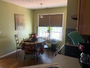 Conley的住宿－Captivating Home near Downtown ATL，厨房配有桌椅和窗户。