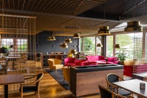 un restaurante con mesas y sillas rosas en Rock&Chill Hotel Falter, en Drachselsried