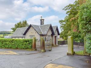 une maison avec une porte devant elle dans l'établissement The Lodge, à Linlithgow