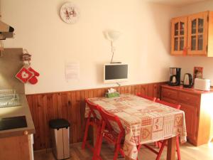 kuchnia ze stołem i telewizorem na ścianie w obiekcie Studio Châtel, 1 pièce, 4 personnes - FR-1-200-277 w mieście Châtel