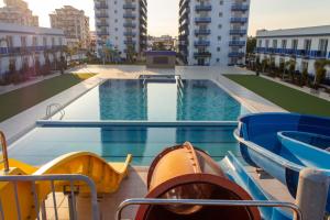 una piscina en medio de un edificio en Long Beach Rental Apartments, en Trikomo