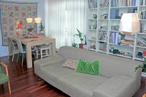 a living room with a couch and a dining room at Apartamento Independente Praia & Porto - Limpo e Seguro in Matosinhos