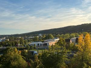 Blick auf eine Stadt mit Bäumen und Gebäuden in der Unterkunft schönes Apartment mit Festungsblick - FREE Parking - in Würzburg