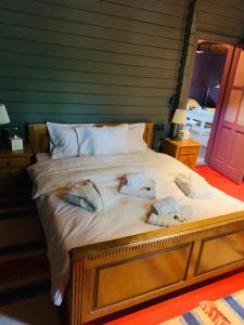 Una cama con tres toallas encima. en Enpi Lake Resort, en Iaşi
