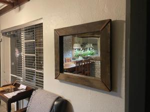 FraserburgにあるOu Klipskuur Self-Catering Accommodationの鏡掛け