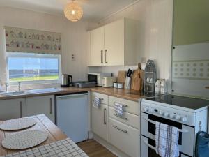 Η κουζίνα ή μικρή κουζίνα στο Entire Cozy Chalet in Bideford Bay Holiday Park