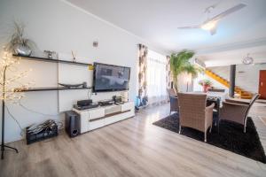 Televízia a/alebo spoločenská miestnosť v ubytovaní Dom na Mazurach LUNA HAUS