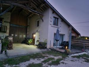 Biały dom z werandą i patio w obiekcie Loft ravissant avec parking gratuit sur place w mieście Lédat