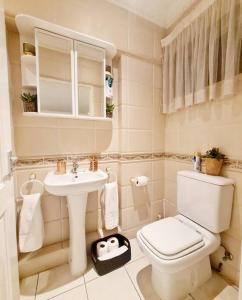 łazienka z toaletą i umywalką w obiekcie Luxurious Pvt Apartment ,Power backup, Pool & Jaccuzi w mieście Sandton