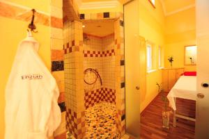 Baðherbergi á Hotel Enzian Paznaun