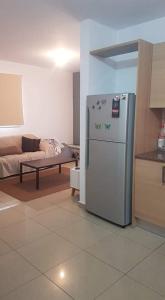 - une cuisine équipée d'un réfrigérateur au milieu d'une pièce dans l'établissement Andris apartment, à Paralímni