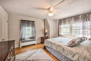 - une chambre avec un lit et un ventilateur de plafond dans l'établissement Lovely Reading Home with Large Yard on 7 Acres!, à Reading