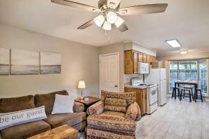 ein Wohnzimmer mit einem Sofa und einem Deckenventilator in der Unterkunft Cozy Ruston Townhome Less Than 1 Mi to Louisiana Tech in Ruston