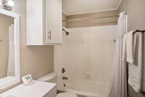 a bathroom with a sink and a toilet and a shower at Cozy Ruston Townhome Less Than 1 Mi to Louisiana Tech in Ruston +18 photos