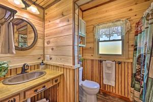 ホット・スプリングスにあるSecluded and Peaceful Tree Top Cabin with Loftの木製バスルーム(洗面台、トイレ付) +29枚の写真