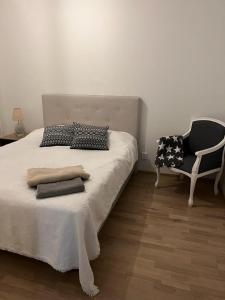 Postel nebo postele na pokoji v ubytování Modern one bedroom city apartment nearby Airport