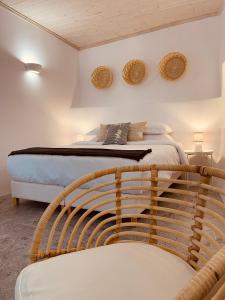 1 dormitorio con 1 cama con 2 espejos en la pared en Casa Di Manto Traditional Apartment, en Mykonos ciudad