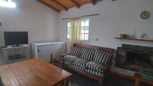 uma sala de estar com um sofá e uma mesa em Los Agapantos em Concordia