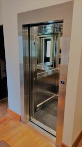 einen Glasaufzug in der Ecke eines Zimmers in der Unterkunft Rosa de los Viajes in San Martín de los Andes