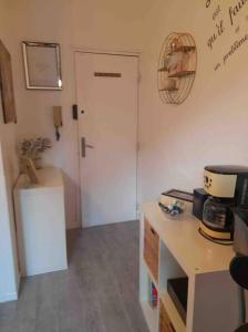Pokój z kuchnią z drzwiami i blatem w obiekcie Très joli studio moderne en plein cœur d’Avignon w Awinionie