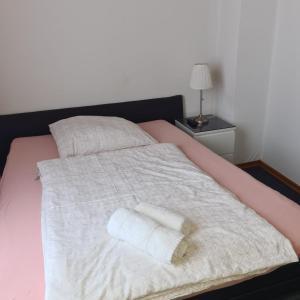 Una cama con dos toallas blancas. en Hotel Dalmacija en Mayen