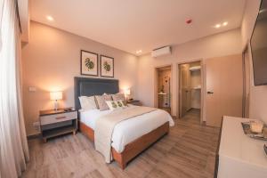 a bedroom with a large bed and a bathroom at Fully Serviced Apartment at Regatta Living - 3B in Santo Domingo