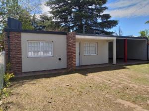 uma pequena casa com um edifício de tijolos em Cabaña Los Pajaritos em Villa Rumipal