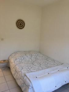 a small bed in a corner of a room at De la Clape à la mer mon petit pavillon labellisé - f2- piscine commune - wifi gratuit- parking privé - arrivee autonome - 800 m plage - grande terrasse abritée vent - in Saint Pierre La Mer